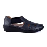 Zapato casual Korium Confort Jessie color azul marino con detalles perforados y elástico superior.