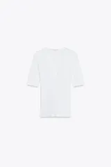 Camiseta verde oliva de algodón con escote en pico, corte slim fit y mangas tres cuartos con dobladillo.