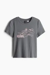 Remera gris de corte cropped con estampado de la Pantera Rosa en color rosa.