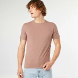 Remera lisa color marrón claro, de corte slim fit y cuello redondo.