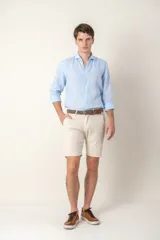 Camisa celeste con estampado a cuadros, de lino, manga larga y corte slim fit.