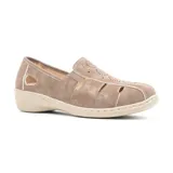 Zapato casual Korium Confort Elia color visón, con capellada de cuero ecológico con perforaciones y elástico en la parte superior.