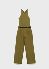Mono largo color verde oliva, de corte recto, sin mangas y con cuello redondo. Incluye cinturón negro con hebilla dorada.