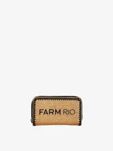Billetera de poliéster color beige con bordado artesanal en tonos marrones, cierre con cremallera y logo Farm Rio bordado en negro.