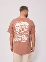 Remera negra de algodón con estampado del logo de la marca Rusty en el frente.