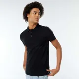 Chomba de piqué negra de corte clásico, con cuello polo abotonado y mangas cortas.