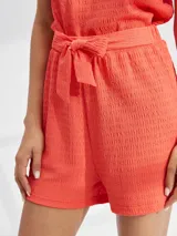 Short color rojo con textura arrugada y lazo en la cintura.