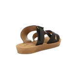 Sandalias bajas de mujer, color negro, con base marrón y tiras anchas cruzadas con perforaciones.