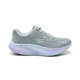 Championes Skechers Go Walk Max Walker, color gris con detalles en celeste y lila. Capellada de malla, plantilla Air-Cooled Goga Mat, amortiguación Ultra Go y suela Goodyear antideslizante.
