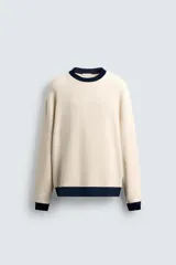 Sudadera de hombre color crudo con estructura waffle, corte relaxed fit, cuello redondo, manga larga y ribete en cuello, puños y bajo en color azul marino.
