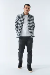 Camisa de manga larga a cuadros blancos y negros, con fit slim, logo bordado, bolsillos y cartera con botones.
