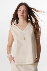 Top sin mangas confeccionado en mezcla de lino y algodón color marrón, con escote en V y pespuntes blancos decorativos en contraste.