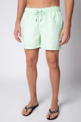 Short de baño verde agua con efecto desgastado, cintura elástica con cordón ajustable y bolsillos laterales.