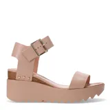 Sandalias de plataforma marca Bottero en color blanco hueso, con una tira ancha sobre los dedos y correa ajustable al tobillo mediante una hebilla metálica. La plataforma es de tono claro con suela dentada y cuenta con un detalle lateral de corcho decorado con tachas plateadas.