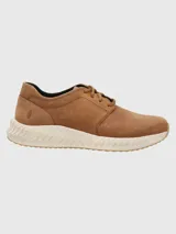 Sneakers marrones de cuero con cordones y suela blanca texturizada.
