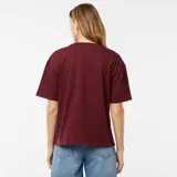 Remera de cuello redondo color borgoña, corte holgado y mangas cortas con dobladillo.