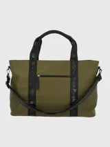 Bolso tipo tote verde militar con estampado del logo de la marca Hush Puppies en negro. Tiene doble asa corta negra y correa larga ajustable con el nombre de la marca en negro sobre verde.