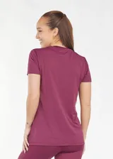 Camiseta deportiva azul con tejido transpirable de secado rápido y logo pequeño en el pecho.