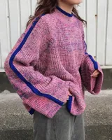 Sweater oversize tejido de punto color verde con detalles en azul.