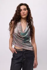 Top marrón con tiras en el cuello para regular el drapeado, confeccionado en tela plisada.