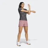 Shorts deportivos Adidas Run It de tiro alto, color rosa palo, con calzóncillo interno de malla y detalles reflectantes.