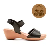 Sandalia de cuero dorada con plataforma color nude, tira ancha sobre los dedos y tira elástica al tobillo.
