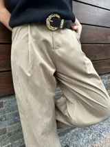 Pantalón sastrero color ladrillo de corte ancho.