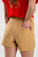 Short blanco con corte ajustado y bolsillos laterales.