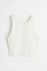 Musculosa corta blanca de punto acanalado de algodón, con corte ajustado y ribete fino en escote y sisas.