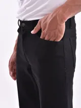 Pantalón de jean negro de corte recto.