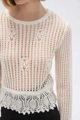 Top manga larga de acrílico, tejido crochet, corte recto y cuello a la base.
