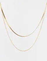 Set de dos collares dorados, uno con cadena de eslabones pequeños y otro con cadena tipo snake.
