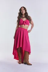 Top fucsia con tiras regulables y elástico en la espalda.