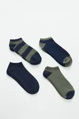Pack de cuatro pares de soquetes tobilleros, con diseños variados: uno a rayas horizontales azul marino y verde oliva, uno liso azul marino con motas de colores, uno liso azul marino con puntera y talón en verde oliva, y uno liso verde oliva con puntera y talón en azul marino.