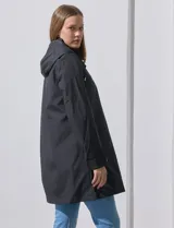 Gabardina impermeable negra, marca Weatherproof, con cierre central oculto y botones a presión. Tiene bolsillos delanteros con cierre, capucha no desmontable y forro interno de abrigo desmontable.