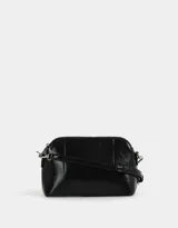 Bandolera negra de cuerina con doble compartimento con cierre y charm lateral. Tiene correa regulable y desmontable.