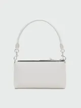 Bandolera Marc Jacobs modelo The Snapshot DTM Convertible Shoulder Bag, color negro con logo doble J metálico al frente.