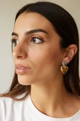 Aros colgantes dorados con forma de corazón doble.
