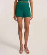 Short color beige de tela bengaline con bolsillos delanteros y cremallera lateral.