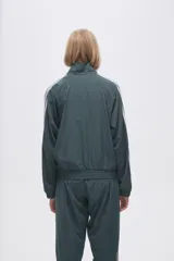 Campera deportiva verde con cierre frontal, cuello alto y tres rayas blancas en las mangas.