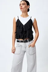 Pantalón de jean gris oscuro, tiro bajo, corte baggy y doble bolsillo.