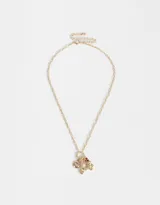 Collar dorado con cadena de eslabones y dijes colgantes: moto scooter, rodaja de pizza y corazón con piedra rosada.