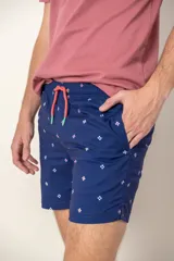 Short de baño azul con estampado de flores blancas, cintura elástica y cordón ajustable.