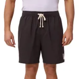 Bermuda de hombre color negro con cintura elástica y cordón ajustable.