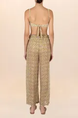 Pantalón de corte recto con pretina elástica y lazo para ajustar. Diseño con estampado abstracto en tonos amarillo, verde y violeta.