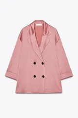 Blazer rosado de cuello solapa y manga tres cuartos con vuelta. Tejido con efecto arrugado y cierre cruzado con botones negros.