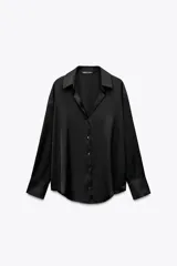 Camisa negra satinada de manga larga, con cuello solapa y escote pico. Cierre frontal con botones metálicos.