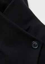 Abrigo negro de lana, con cuello alto y cinturón para ajustar a la cintura.