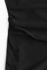 Vestido corto negro de malla con breteles finos, escote drapeado, frunces laterales y forro de punto.