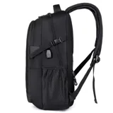 Mochila negra con bolsillo frontal vertical y capacidad para notebook. Incluye bolsillos laterales de rejilla, además de una faja y un bolsillo en la espalda para sujetarla a la valija.